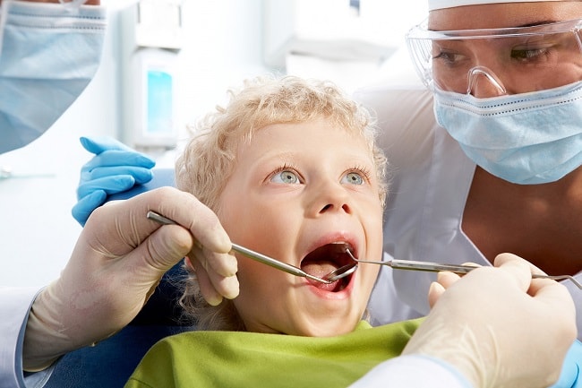 Лечение молочных зубов у ребенка